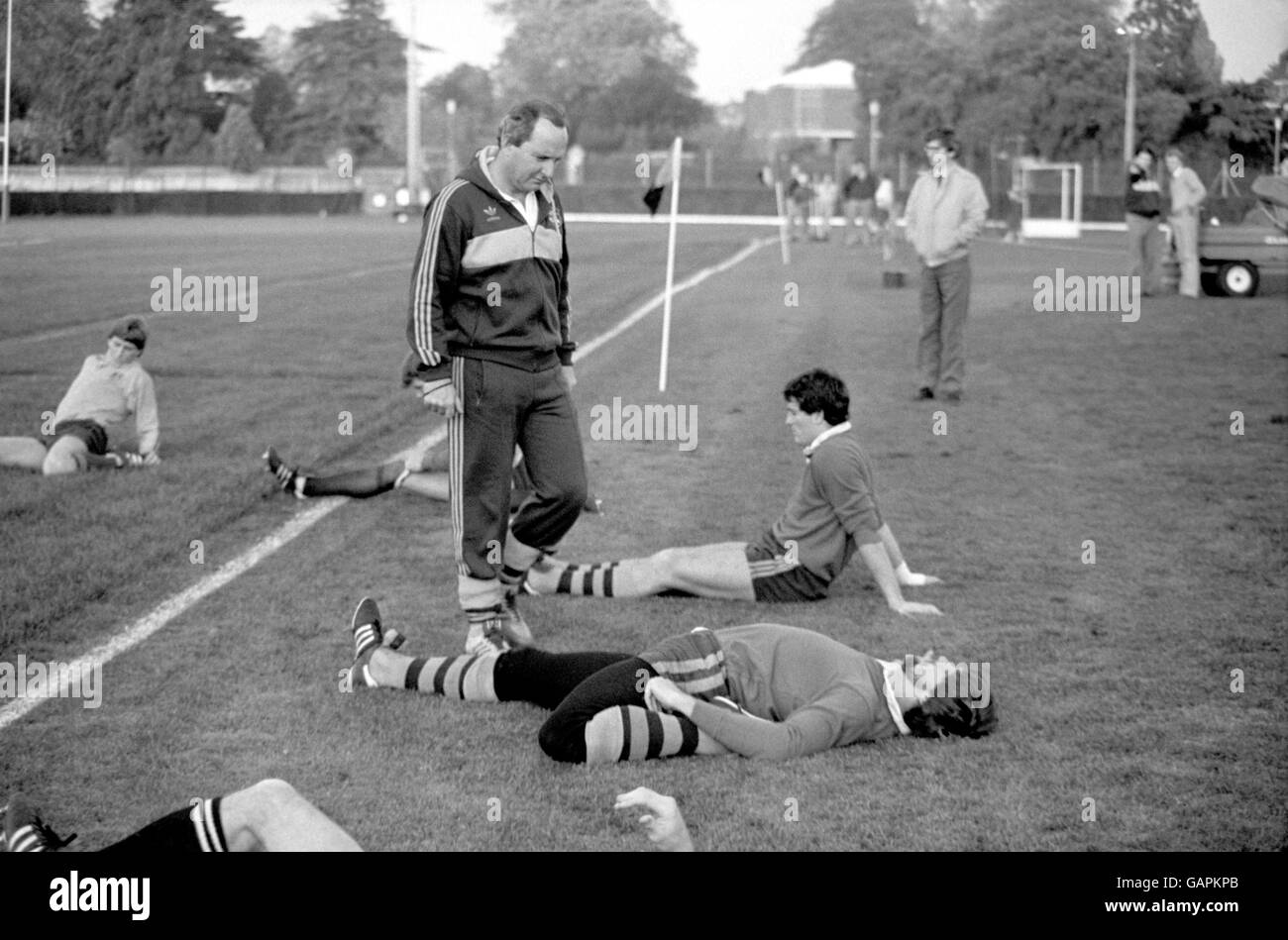 Rugby Union - Testspiel - England gegen Australien - Australien Training. Australien-Trainer Alan Jones (c) überprüft die Form seiner Spieler, während sie sich strecken Stockfoto