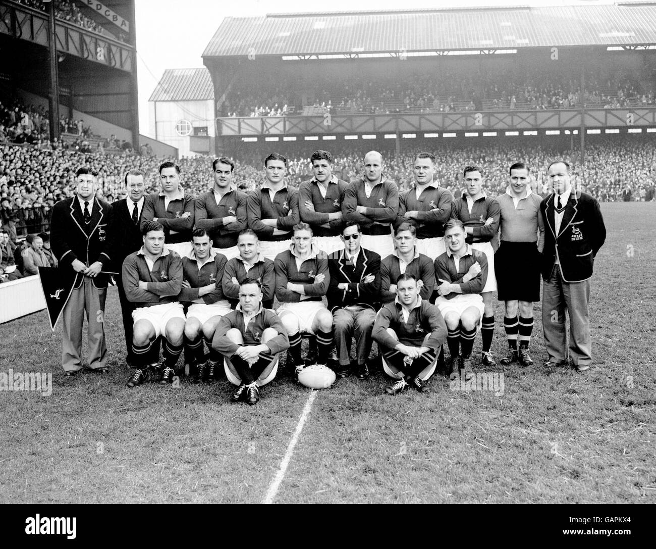 Südafrikanische Teamgruppe: (Hintere Reihe, l-r) Touch-Richter S Viviers, Tourmanager Colonel FW Mellish, Willa Delport, Stephen Fry, Ernst Dinkelman, Salty du Rand, Basie van Wyk, Chris Koch, Paul Johnstone, Schiedsrichter WCW Murdoch, Trainer Dr. Danie Craven; (mittlere Reihe, l-r) Jaap Bekker, Hannes Brewis, Fonnie du Toit, Hennie Muller, BJ Kenyon, Chum Ochse, Tjol Lategan; (erste Reihe, l-r) Johnny Buchler, Ryk van Schoor Stockfoto