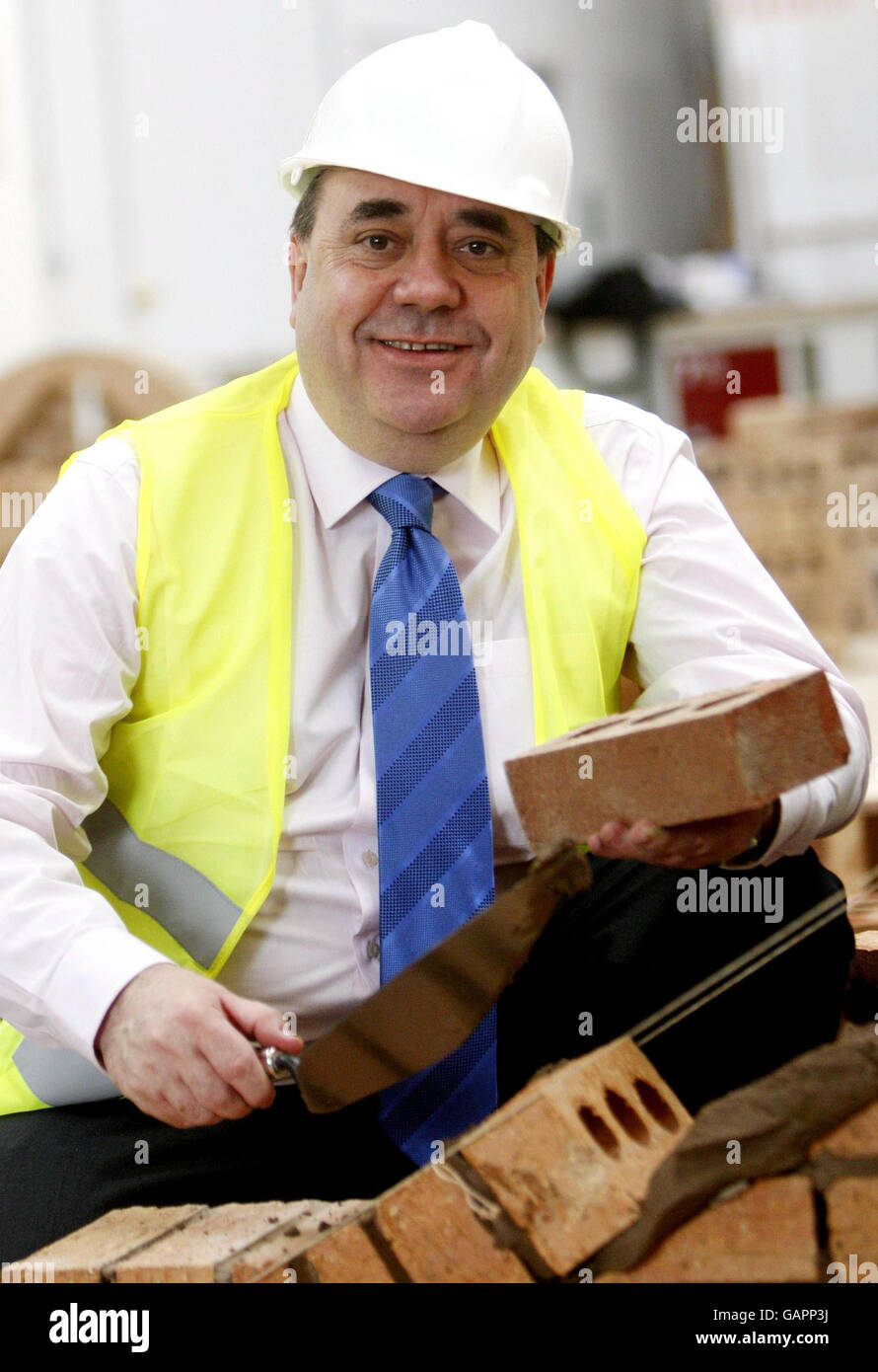 Erster Minister Alex Salmond bei einem Besuch des John Wheatley College in Glasgow. Stockfoto