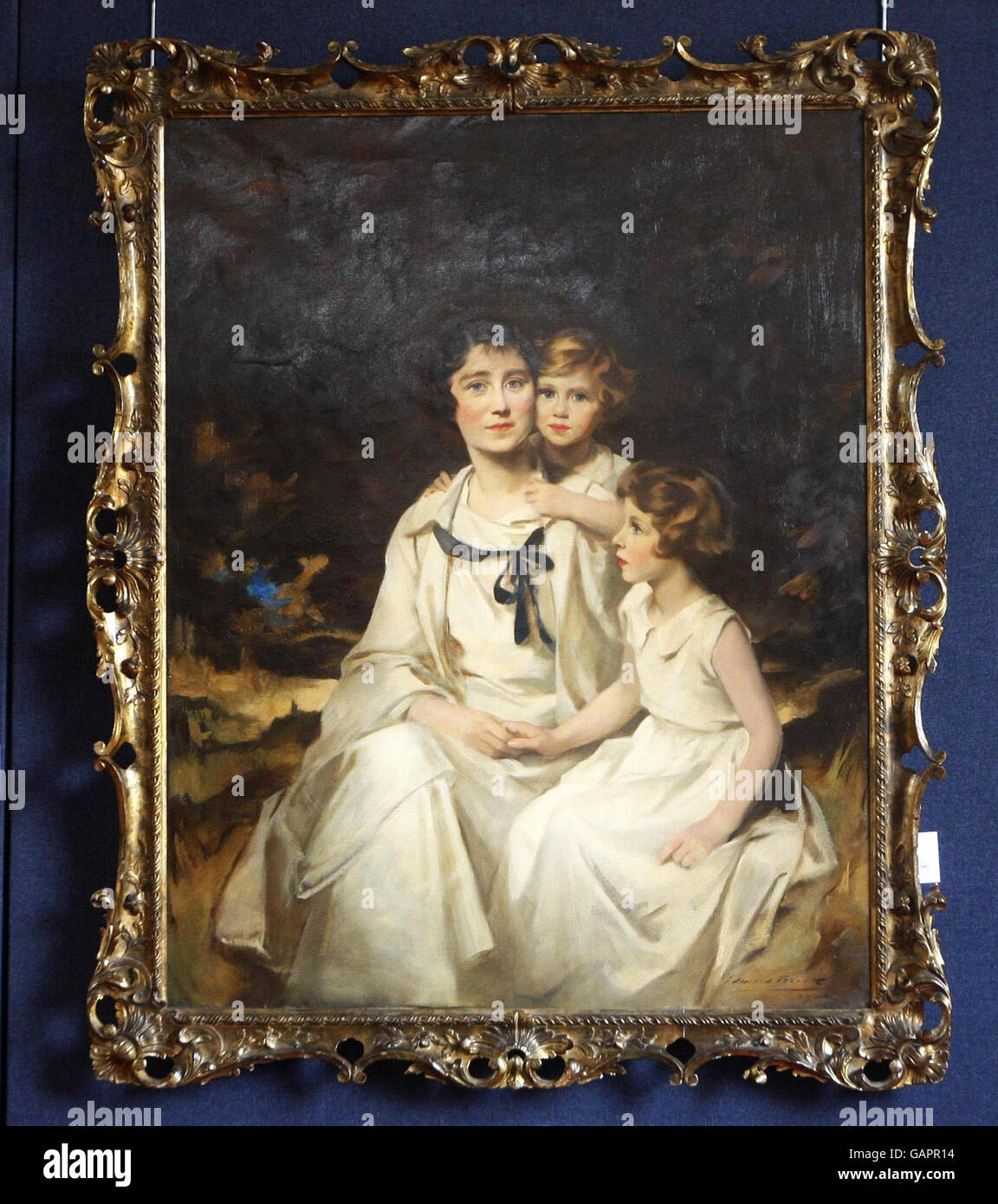 Das Familienbild der beiden Prinzessinnen Elizabeth und Margaret und ihrer Mutter von Charles Edmund Brock, das von Lyon und Turnbull versteigert werden soll. Stockfoto