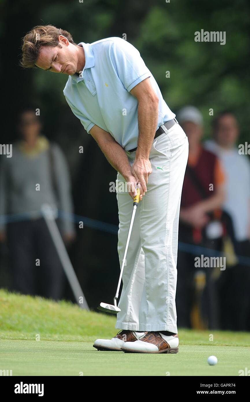 Golf - BMW PGA Championship 2008 - Runde zwei - Wentworth Golf Club - Virginia Water. Alvaro Velasco puttet bei der BMW PGA Championship, Wentworth Stockfoto