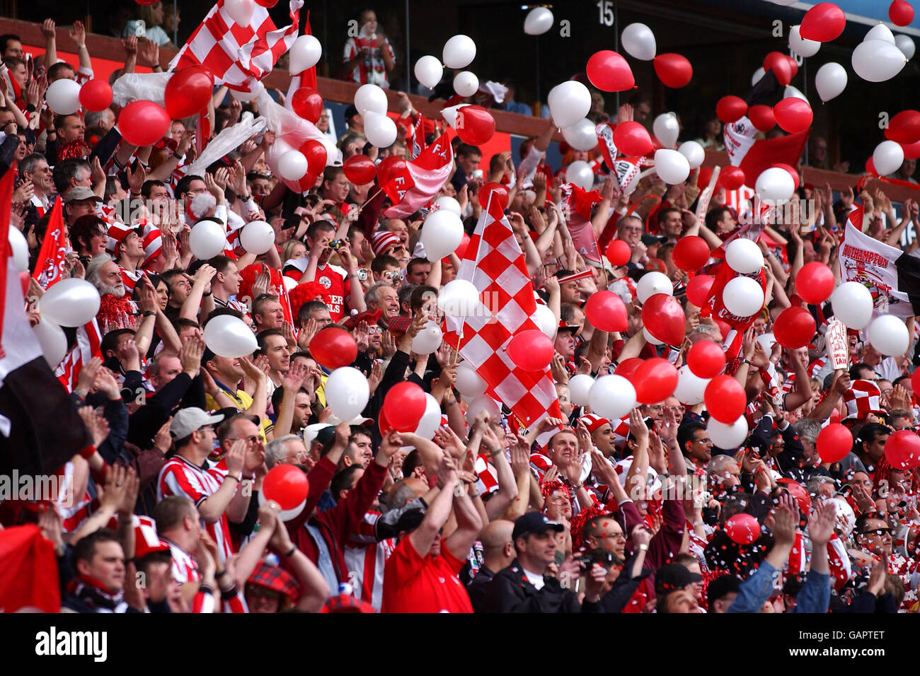 Fußball - AXA FA Cup - Halbfinale - Watford / Southampton. Southampton Fans genießen das Spiel Stockfoto