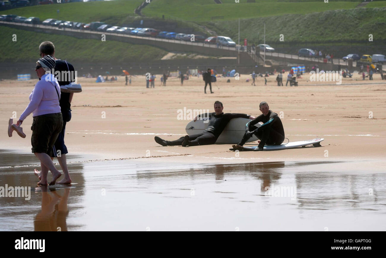 Die Leute am Tynemouth Beach, wie der Norden von England genossen gutes Wetter am Feiertag Montag. Stockfoto
