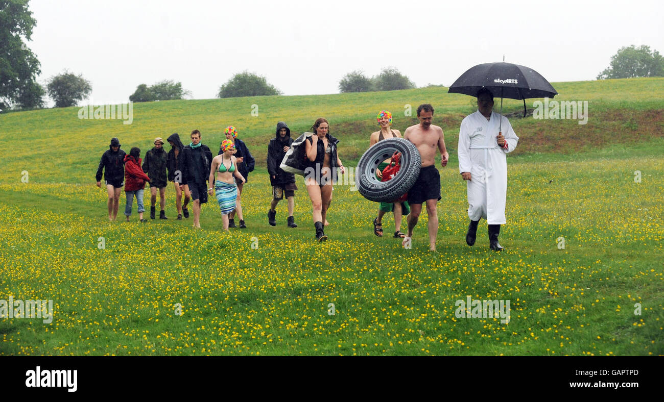 Sky Arts-Moderator Dom Joly führt andere Nachtschwärmer zum River Wye, um beim Hay Festival wild zu schwimmen. DRÜCKEN SIE ASOCIATION PHOTO. Bilddatum: Montag, 26. Mai 2008. Siehe PA Story ARTS Hay. Das Foto sollte lauten: Barry Batchelor/PA Stockfoto