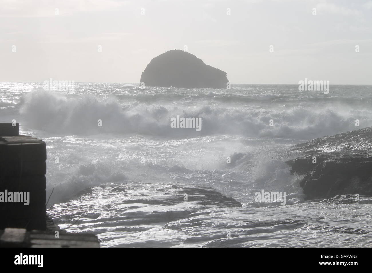 Trebarwith Strand, Nordcornwall, Sturm, Ostern 2016 Staycation, am Meer, stürmisches Wetter, UK Wetter, Schaum des Meeres, Wellen Stockfoto