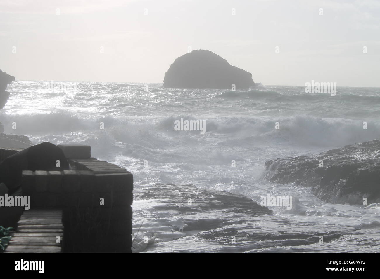 Trebarwith Strand, Nordcornwall, Sturm, Ostern 2016 Staycation, am Meer, stürmisches Wetter, UK Wetter, Schaum des Meeres, Wellen Stockfoto