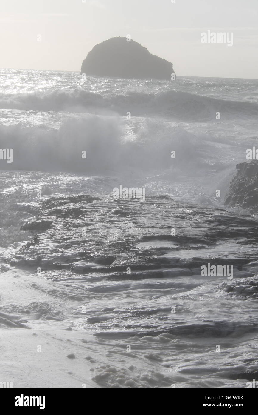 Trebarwith Strand, Nordcornwall, Sturm, Ostern 2016 Staycation, am Meer, stürmisches Wetter, UK Wetter, Schaum des Meeres, Wellen Stockfoto