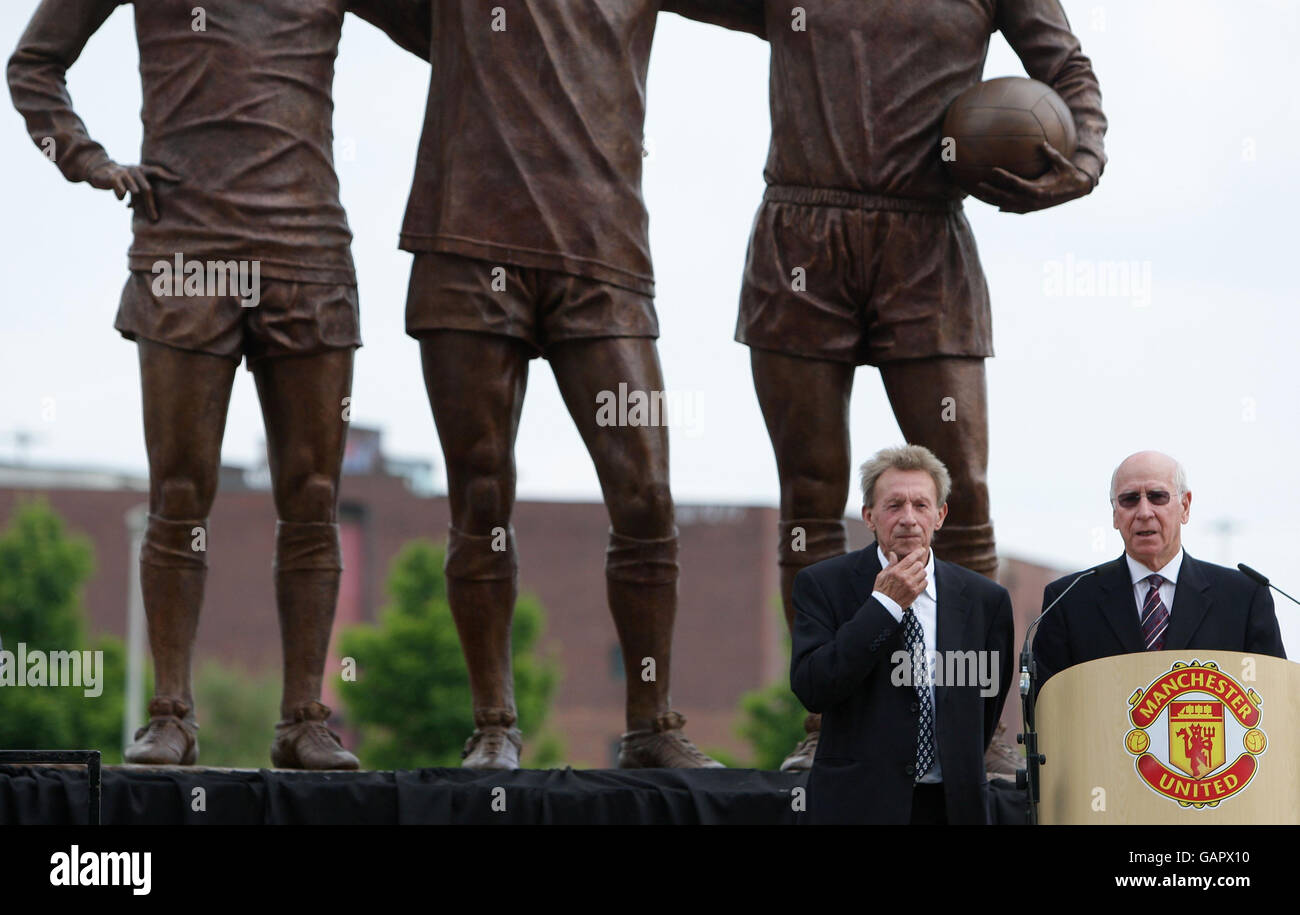 Fußball - George Best, Denis Law Und Bobby Charlton Statue Enthüllt - Old Trafford. Denis Law und Bobby Charlton stehen vor der neuen Manchester United 'Holy Trinity' Statue im Old Trafford, Manchester. Stockfoto