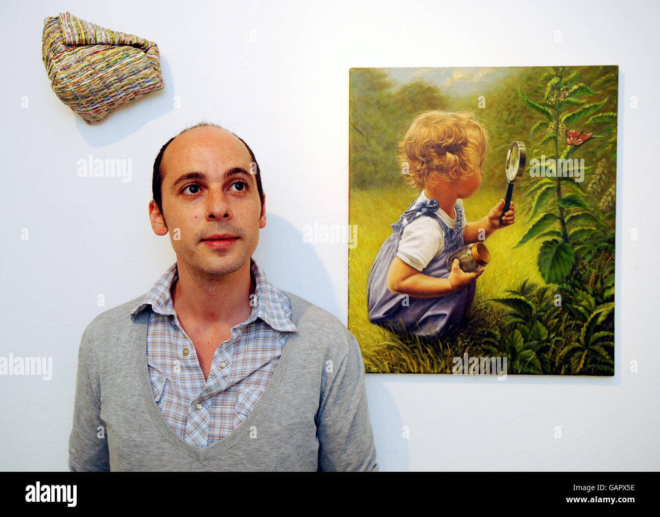 Bildender Künstler Philip Caramazza mit zwei Beispielen seiner Arbeit, "für Matisse. The Snail', Left, und 'The Life of a Butterfly', die ab heute auf der jährlichen Graduate Summer Show des Royal College of Art in London ausstellen. Stockfoto