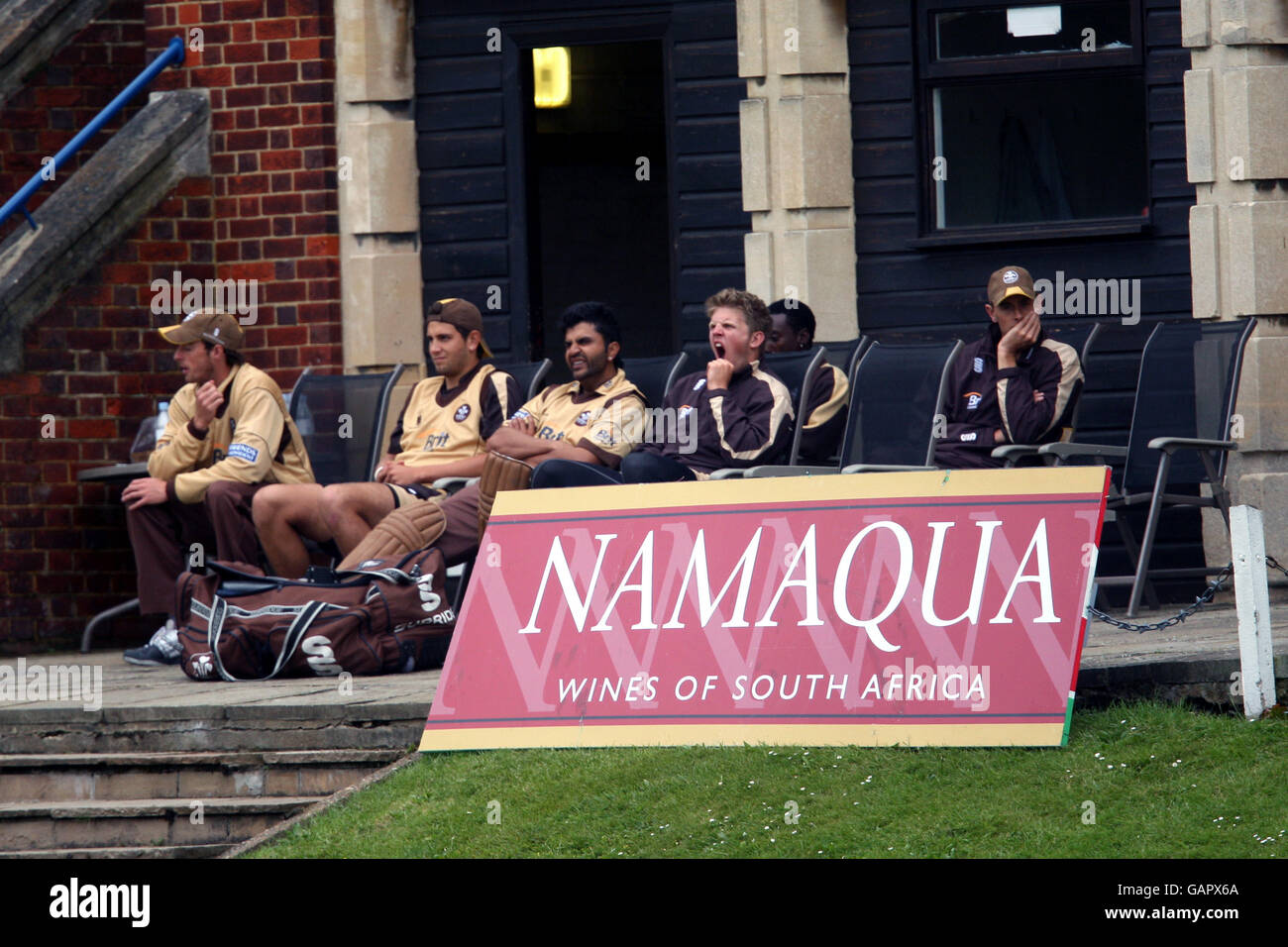 Cricket - Friends Provident Trophy South Group - Surrey V Sussex - Whitgift School. Surrey-Spieler warten darauf, zu schlagen Stockfoto