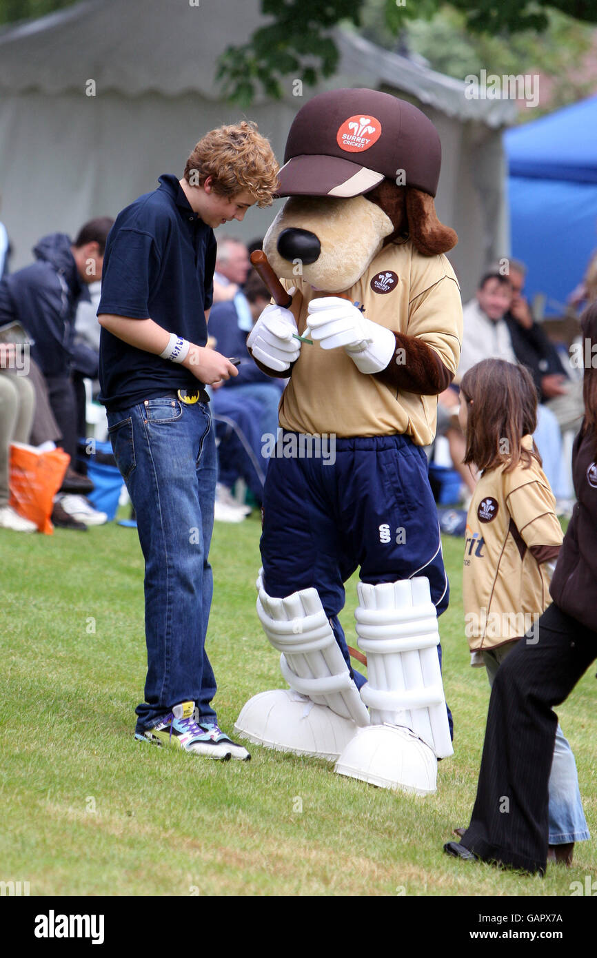 Cricket - Friends Provident Trophy South Group - Surrey V Sussex - Whitgift School. Surreys Maskottchen Kennington signiert ein Autogramm Stockfoto