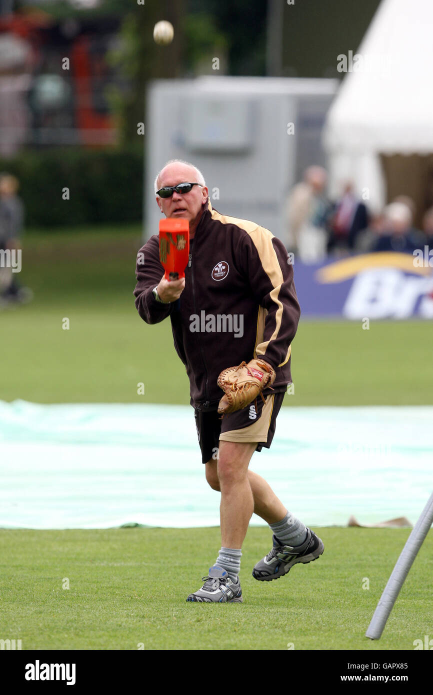 Cricket - Friends Provident Trophy South Group - Surrey V Sussex - Whitgift School. Surrey Coach Alan Butcher nimmt das Aufwärmen Stockfoto