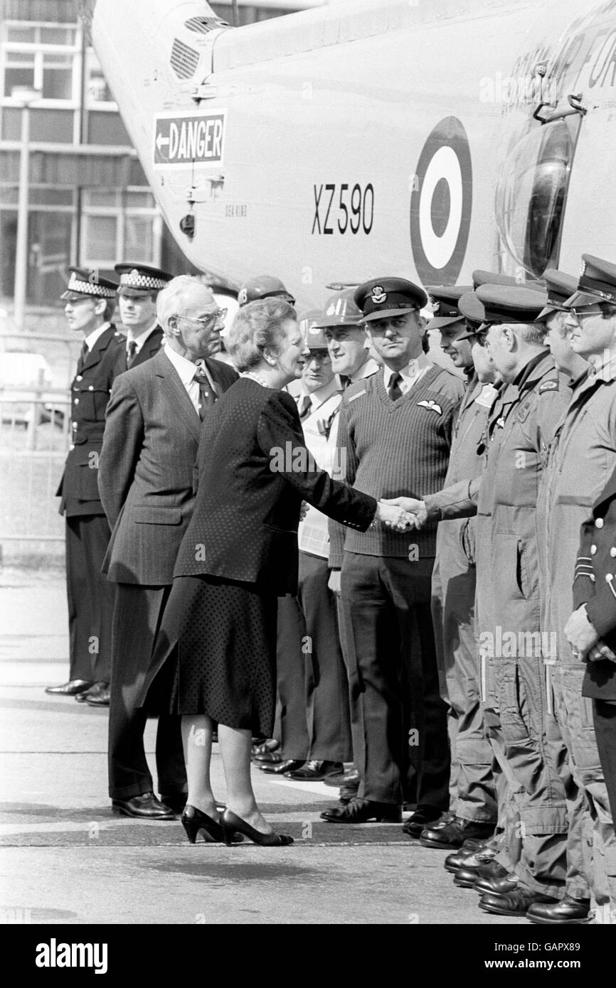 Die Premierministerin Margaret Thatcher trifft Mitglieder der Hubschrauber-Rettungscrews, die an der großen Operation zur Auffinden von Überlebenden der Offshore-Plattform Piper Alpha teilgenommen haben. Sie traf sie auf einem Heli-Pad im Aberdeen Royal Infirmary, nachdem sie Überlebende der Katastrophe im Krankenhaus besucht hatte. Stockfoto