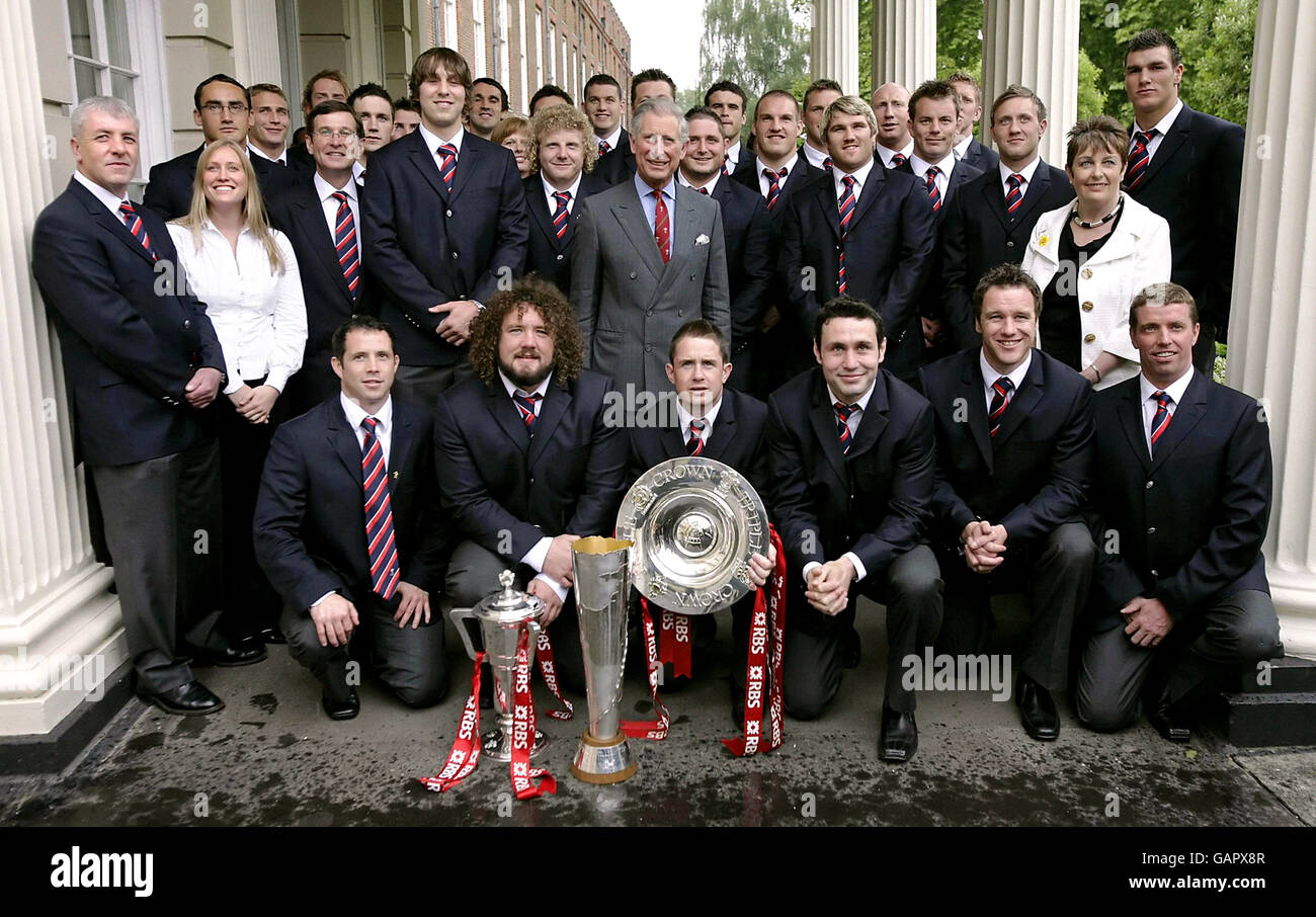 Prince Charles (zweite Reihe in der Mitte) posiert bei einem Empfang im Clarence House in London für Fotos mit dem Team der Welsh Rugby Union. Stockfoto