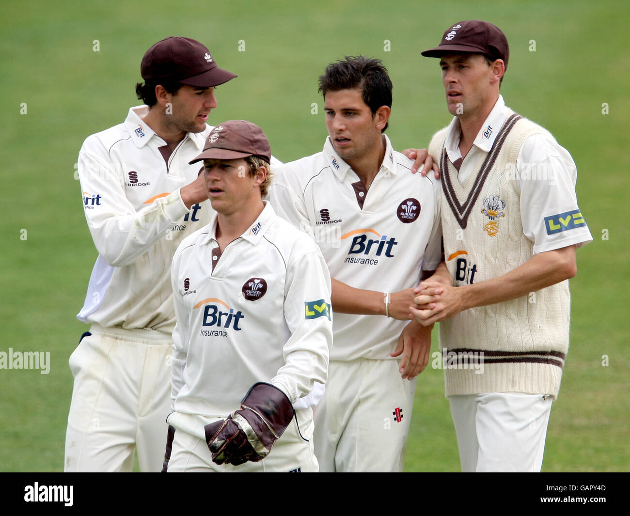 Cricket - Liverpool Victoria County Championship - Division One - Tag drei - Surrey V Somerset - Whitgift School. Surreys Jade Dernbach (Mitte, rechts) wird von seinen Teamkollegen nach einem weiteren Wicket gratuliert Stockfoto