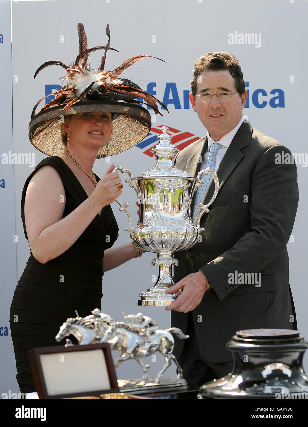 Lord Grimthorpe (r) Racing Manager von Price Khalid Abdullah mit Der Chester Cup Stockfoto