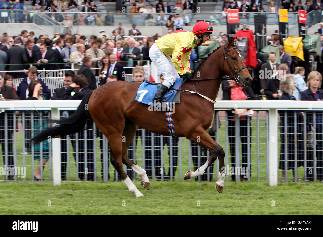 Hamish McGonagall von Jockey David Allan gefahren tritt in der Emirates Airline Yorkshire Cup auf der Pferderennbahn in York Stockfoto