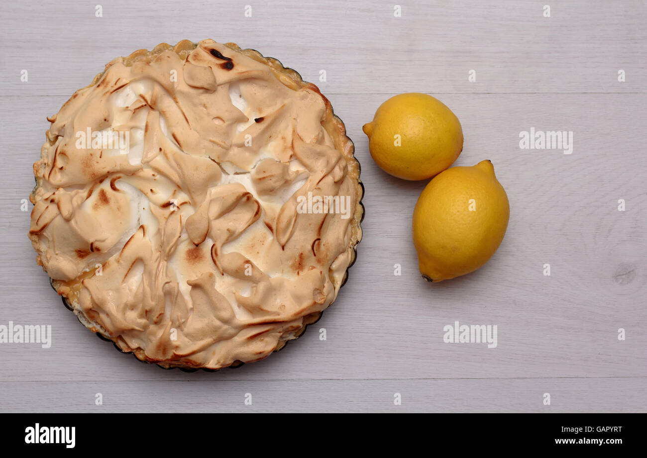 Lemon Meringue Pie mit frischer Zitrone Stockfoto