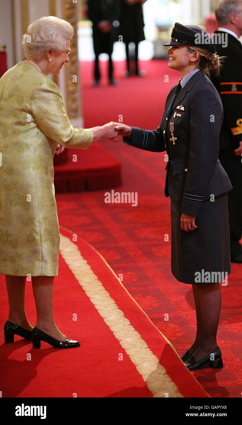 Flight Lieutenant Michelle Goodman wird von der britischen Königin Elizabeth II. Im Buckingham Palace mit dem Distinguished Flying Cross geschmückt. Stockfoto