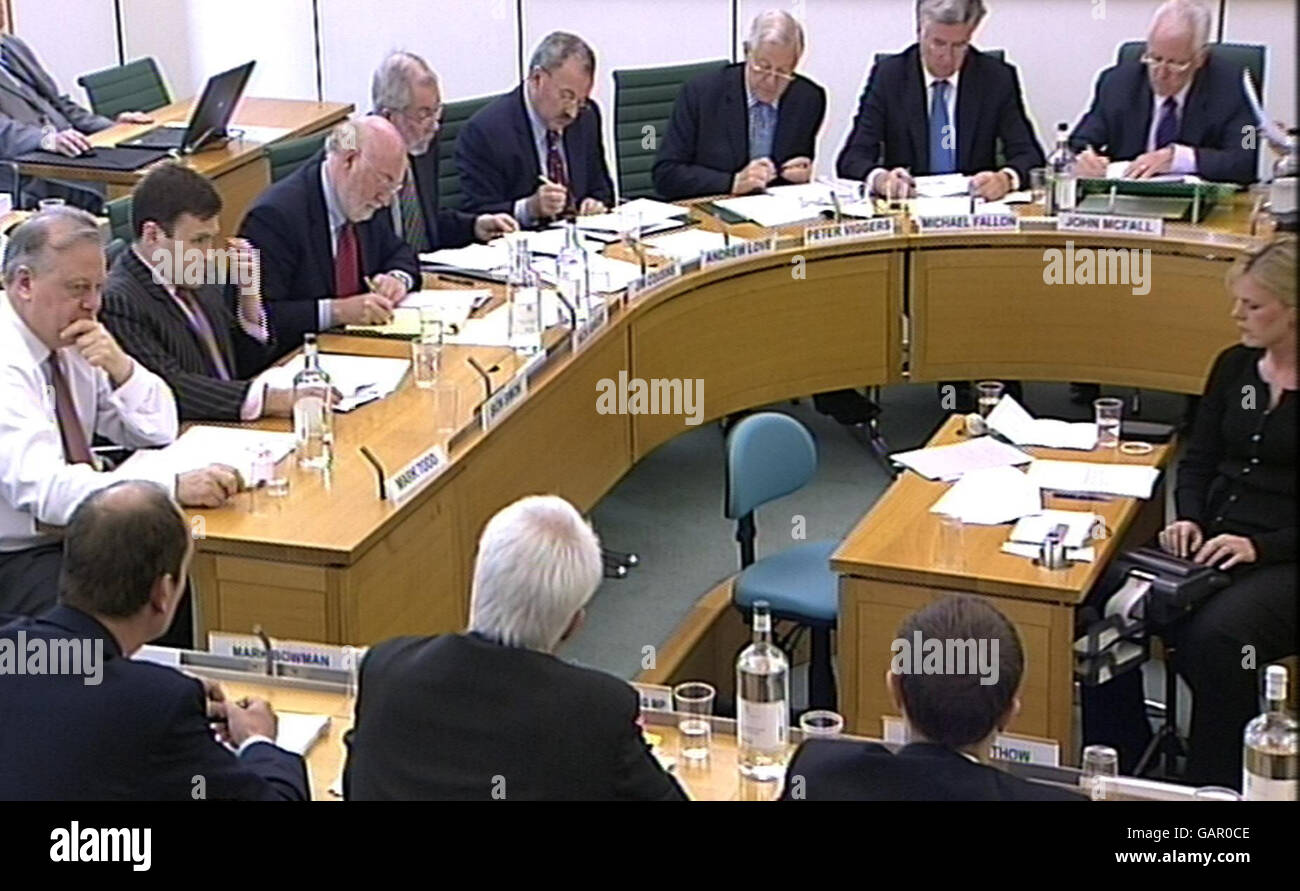 Kanzler Alistair Darling (Mitte vorne) vor dem Treasury Select Committee bezüglich des 10p-Steuersatzes. Stockfoto