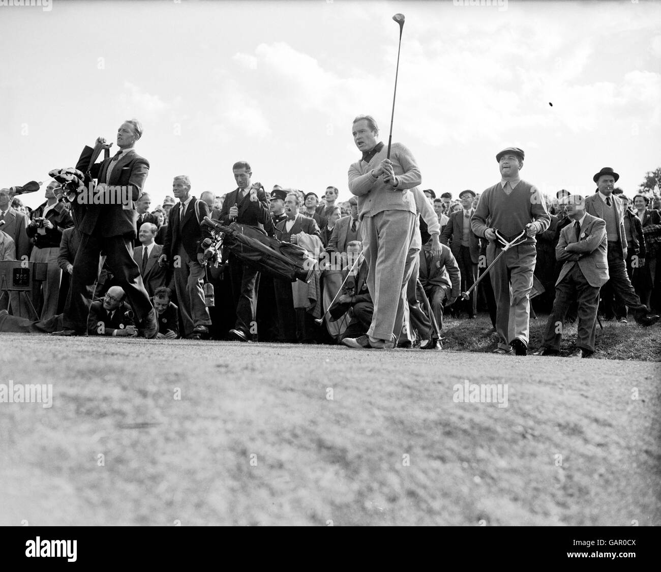 Golf - Charity Match - Bing Crosby und Bob Hope gegen Donald Peers und Ted Ray - Temple Golf Club, Maidenhead. Bob Hope tritt, beobachtet von Donald Peers (r), während eines Charity-Spiels zugunsten der National Playing Fields Association ab Stockfoto