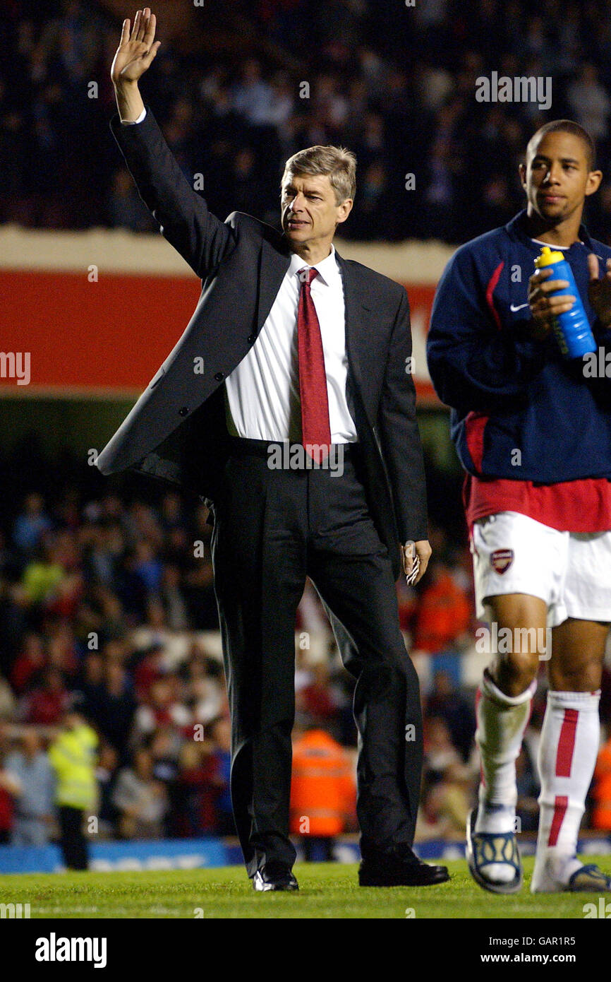 Arsenal-Manager Arsene Wenger winkt der Menge als sein Team spielen ihr letztes Heimspiel der Saison Stockfoto