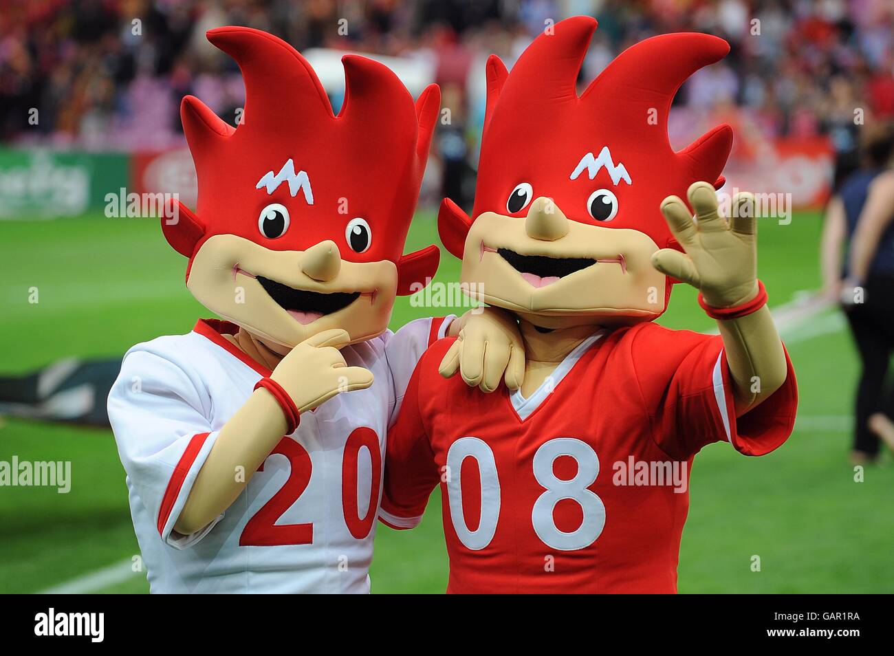 Fußball - UEFA-Europameisterschaft 2008 - Gruppe A - Portugal - Türkei - Stade Geneve. Euro 2008 Maskottchen Trix und Flix vor dem Start Stockfoto