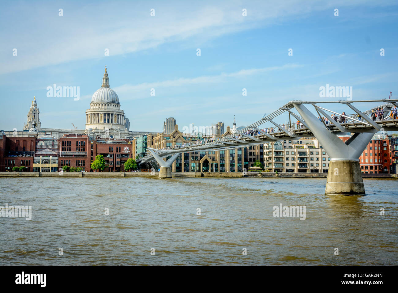 Die Detailansicht der St. Pauls Kathedrale und Millennium Bridge von Themse in London, Vereinigtes Königreich Stockfoto