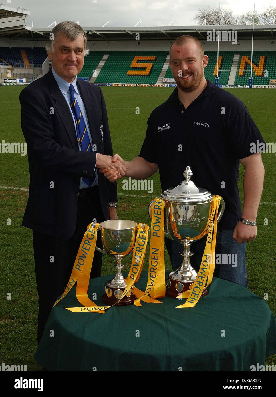 Rugby - Powergen Cup Finale - Northampton gegen Gloucester - Pressekonferenz.. John Atkinson vom Hertford RFC wünscht Northampton Saints und dem ehemaligen Hertford-Spieler Robbie Morris Glück für das Powergen Cup Finale. Stockfoto