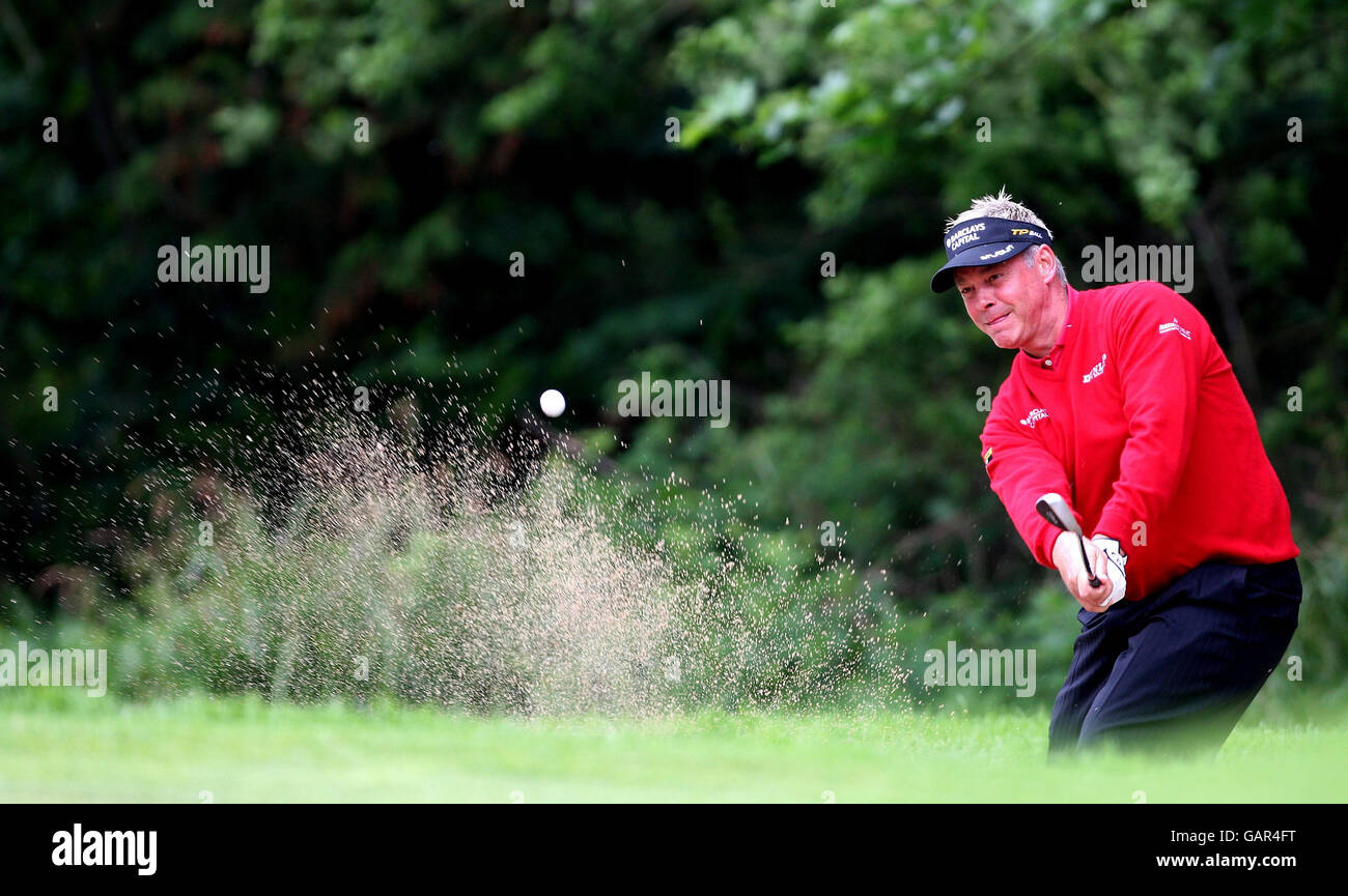 Darren Clarke aus Nordirland spielt einen Bunker, der während der vierten Runde der Irish Open am 2. Im Adare Manor Hotel & Golf Resort, Adare, Co Limerick, Irland, geschossen wurde. Stockfoto