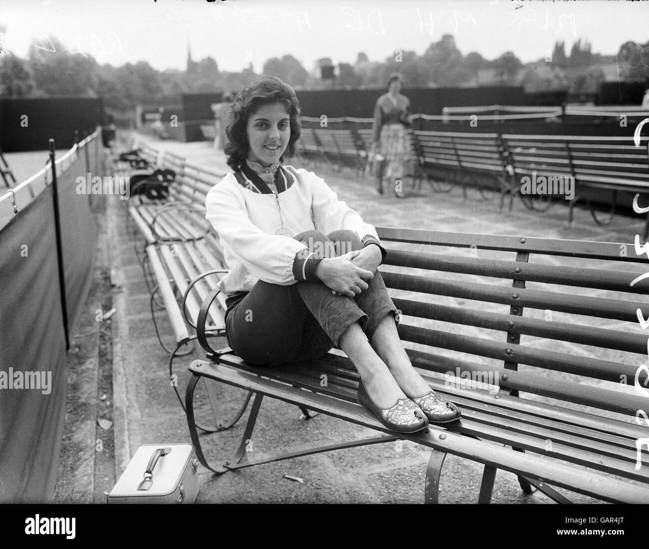 Maria Helena de Amorin kommt im All England Club an. In ihrem ersten Spiel gegen die Brasilianerin Lenie Thung konnte sie in der Folge 17 Doppelfehler in Folge verzeichnen Stockfoto