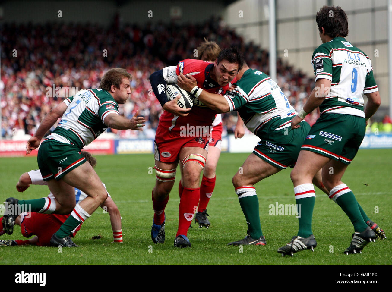 Gloucester Gareth Delve macht eine Ladung für die Linie während des Guinness Premiership Semi Final Spiel in Kingsholm, Gloucester. Stockfoto