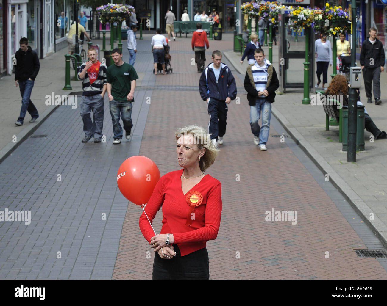 Der Kandidat der Labour Party, Tamsin Dunwoody, trifft vor der Nachwahl morgen in Crewe die potenziellen Wähler. Stockfoto