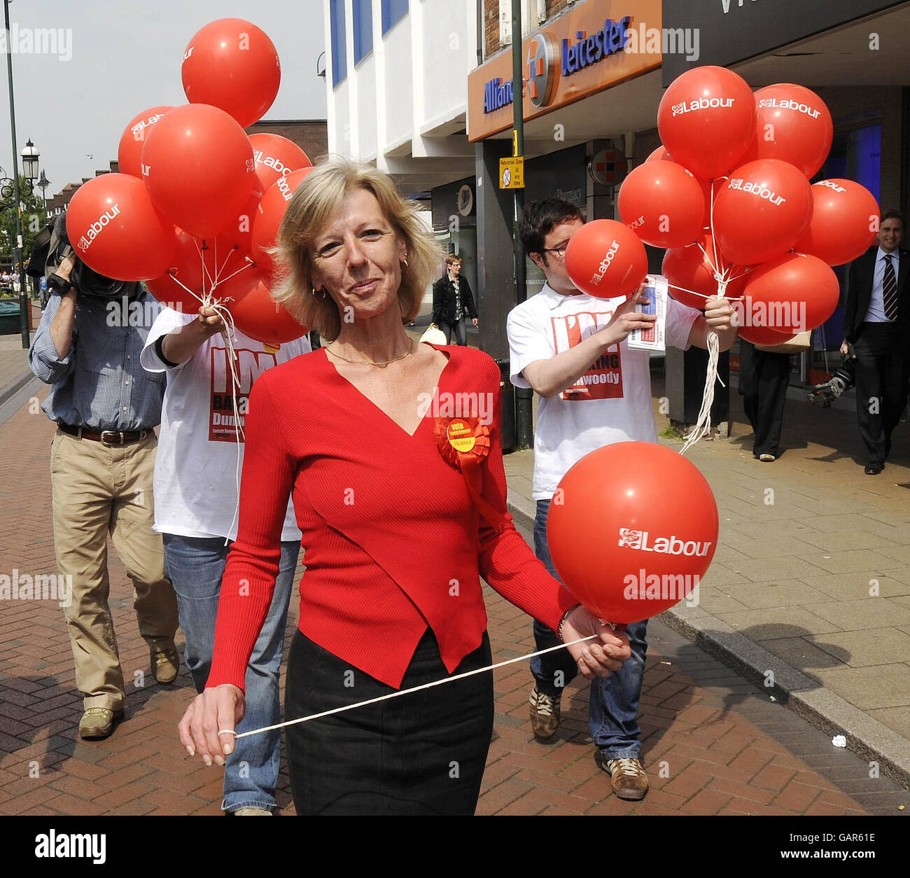 Der Kandidat der Labour Party, Tamsin Dunwoody, kampiert in Crewe, vor der Nachwahl von morgen. Stockfoto