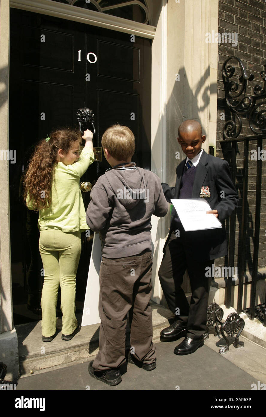 Southwark Schulkinder mit Legasthenie (L-R) Cara Abraham, Cameron Simson und Lenny Zvinoria außerhalb 10 Downing Street, Central London, Einen "Ende der Schulzeit Bericht" zu liefern, in dem die Regierung aufgefordert wird, ihre Unterstützung für die dynamischen Kinder und ihre Familien nach einer Reihe von vernichtenden Berichten der Legasthenie-Wohltätigkeitsorganisation Xtraordinary People zu beschleunigen. Stockfoto