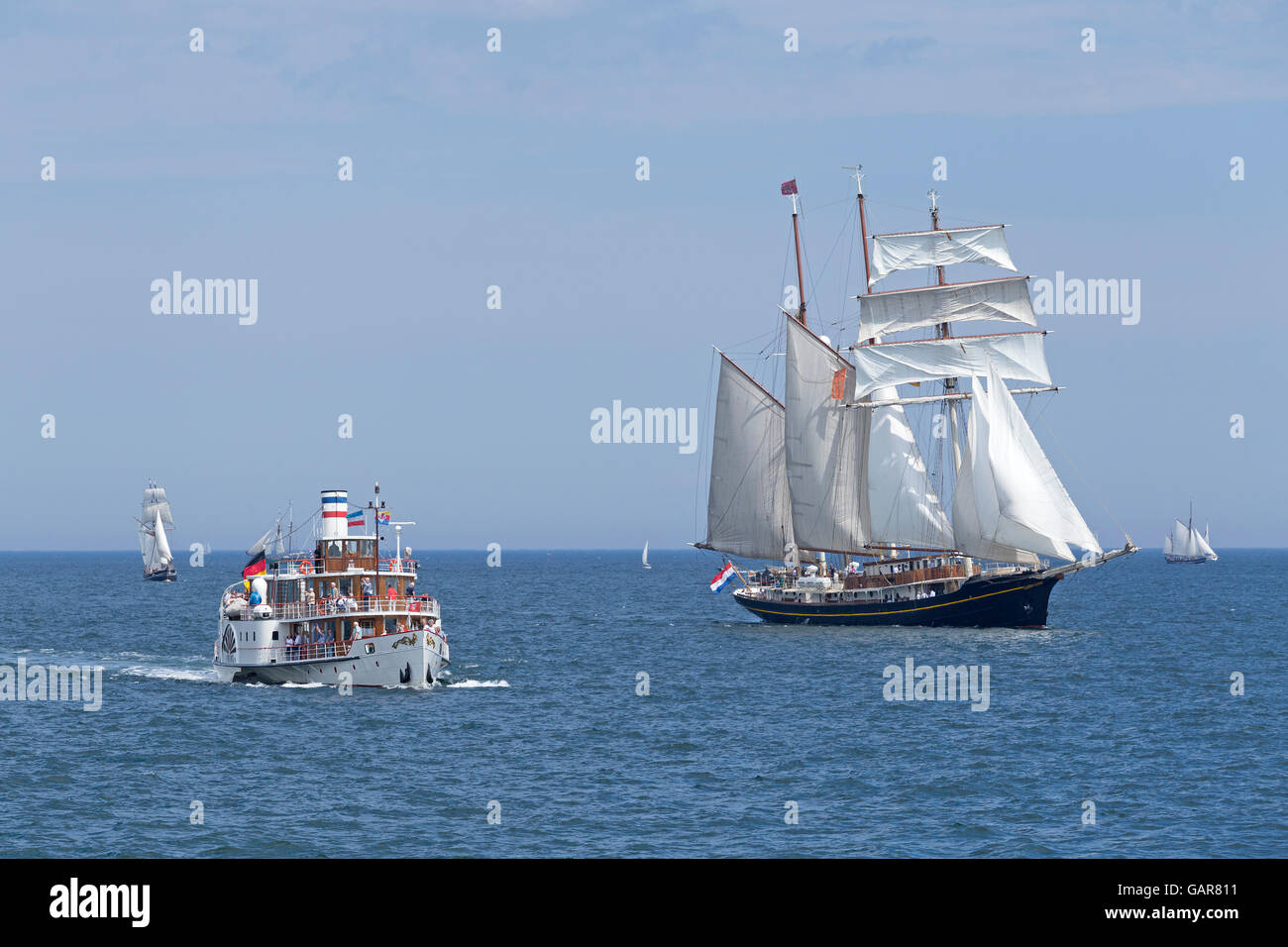 Segeln Schiff ´Gulden Leeuw´, Schaufelraddampfer ´Freya´, Kieler Woche, Kiel, Schleswig-Holstein, Deutschland Stockfoto