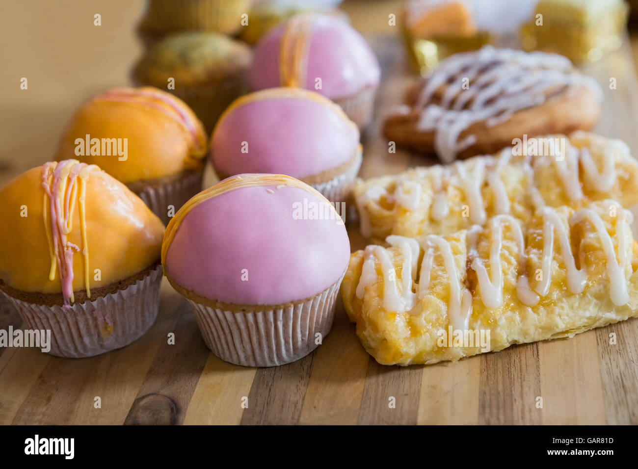 Nahaufnahme von Dessert auf einem Holztablett Stockfoto