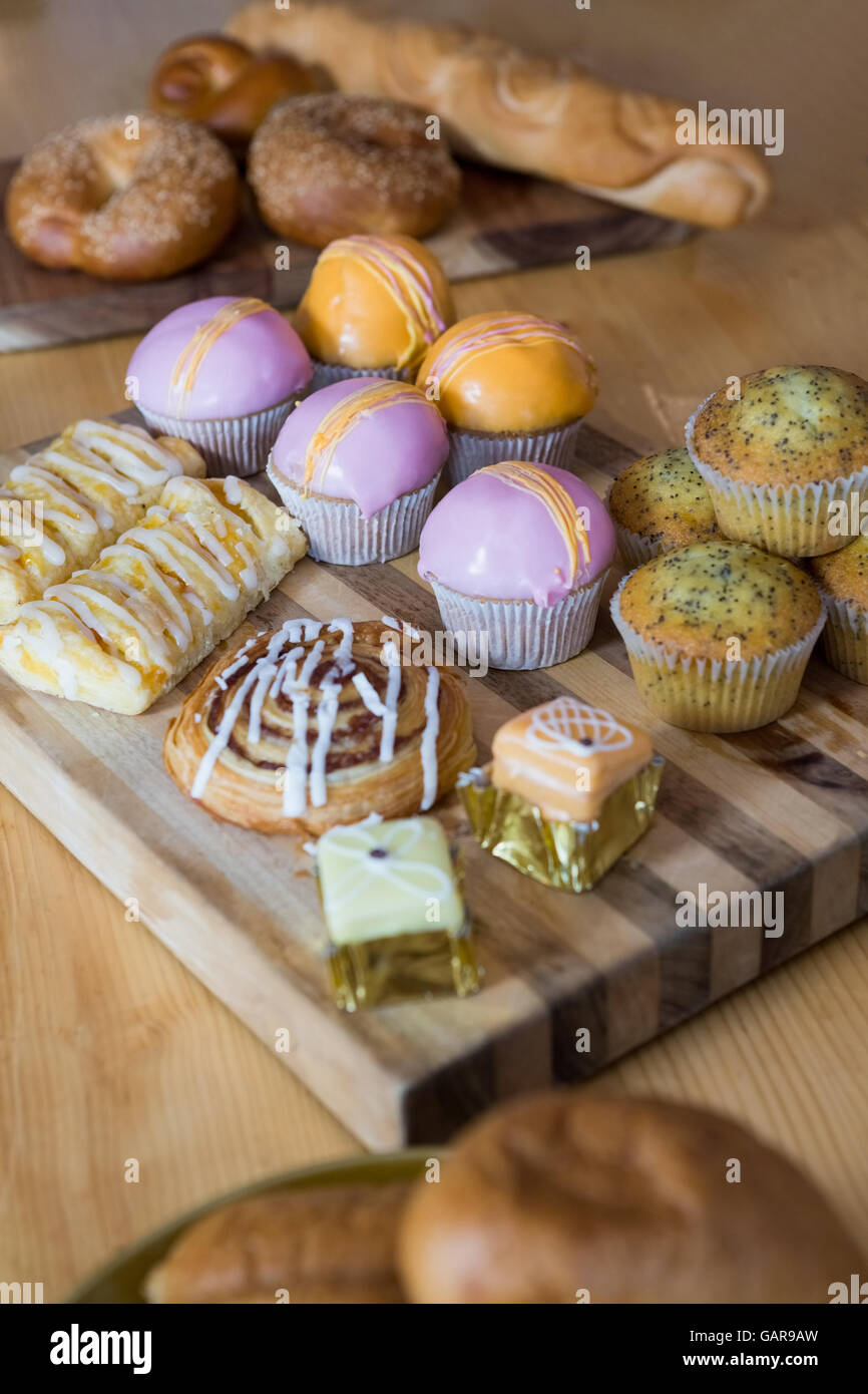 Nahaufnahme von Dessert auf einem Holztablett Stockfoto