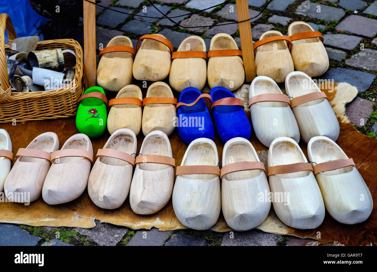 Schuhe niederländischen Holz armen Mittelalter Anfängen deutscher Kostüm Tradition Füße Kleidung Stockfoto