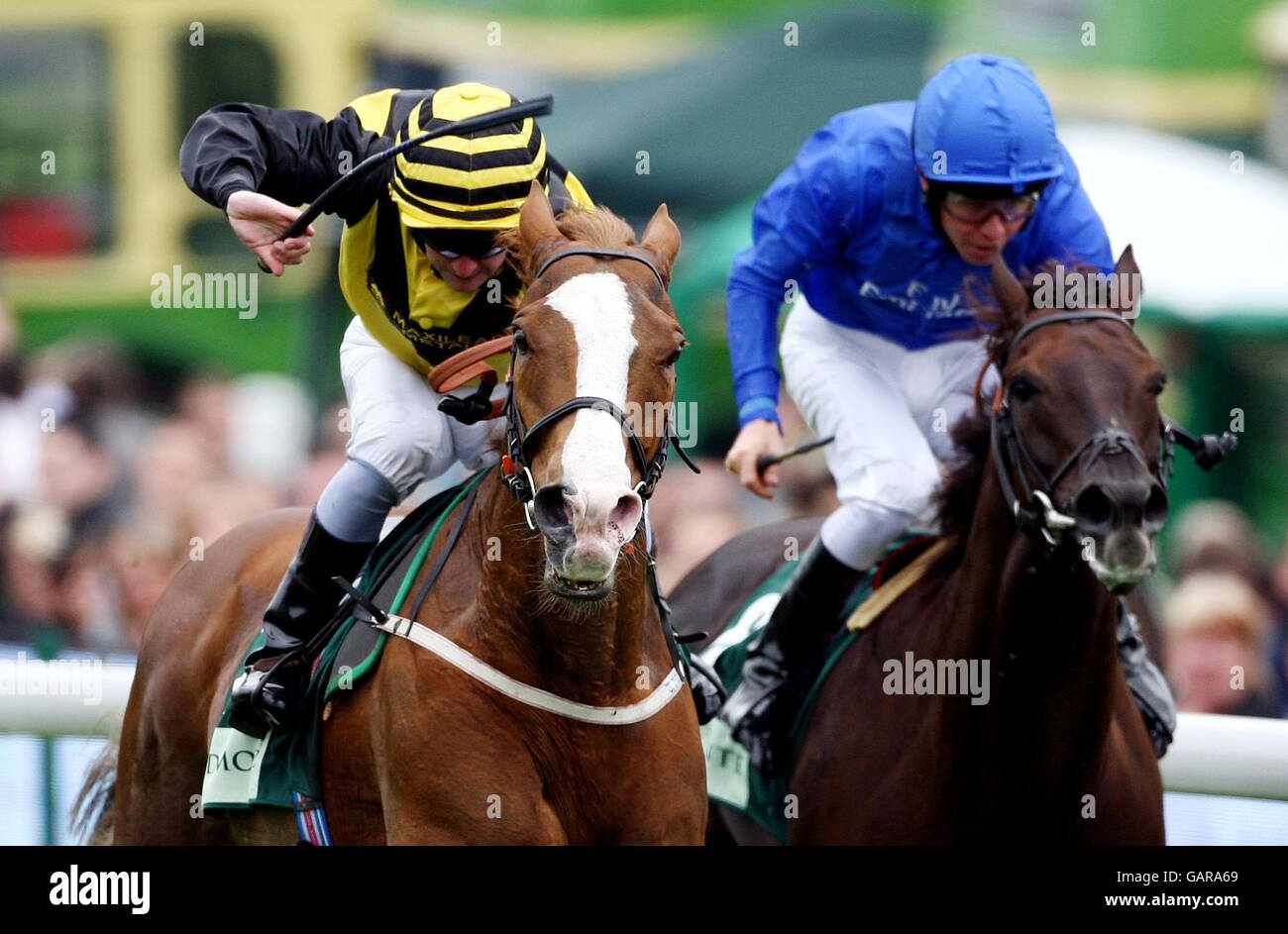 Blythe Knight Riden von Graham Gibbons gewinnt den Einsatz von Juddmonte Diomed auf der Epsom Downs Racecourse in Surrey. Stockfoto