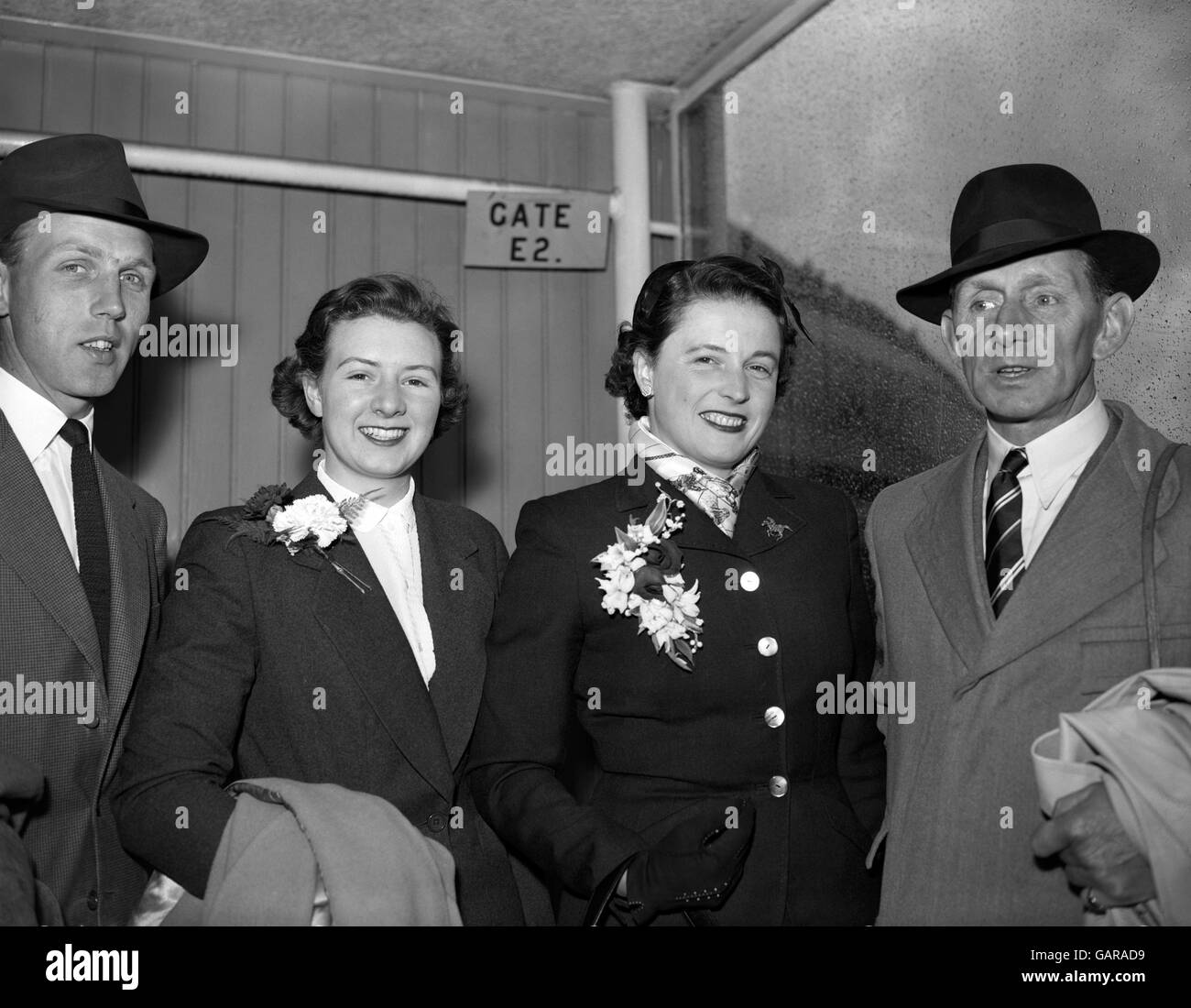 Das britische Springreitteam verlässt den Flughafen Heathrow nach Stockholm, um an den Olympischen Spielen teilzunehmen. Von links nach rechts Peter Robeson, Dawn Palethorpe (Reserve), Pat Smythe und Wilf White. Sie gewannen die Team Show Jumping Gold Medal. Stockfoto