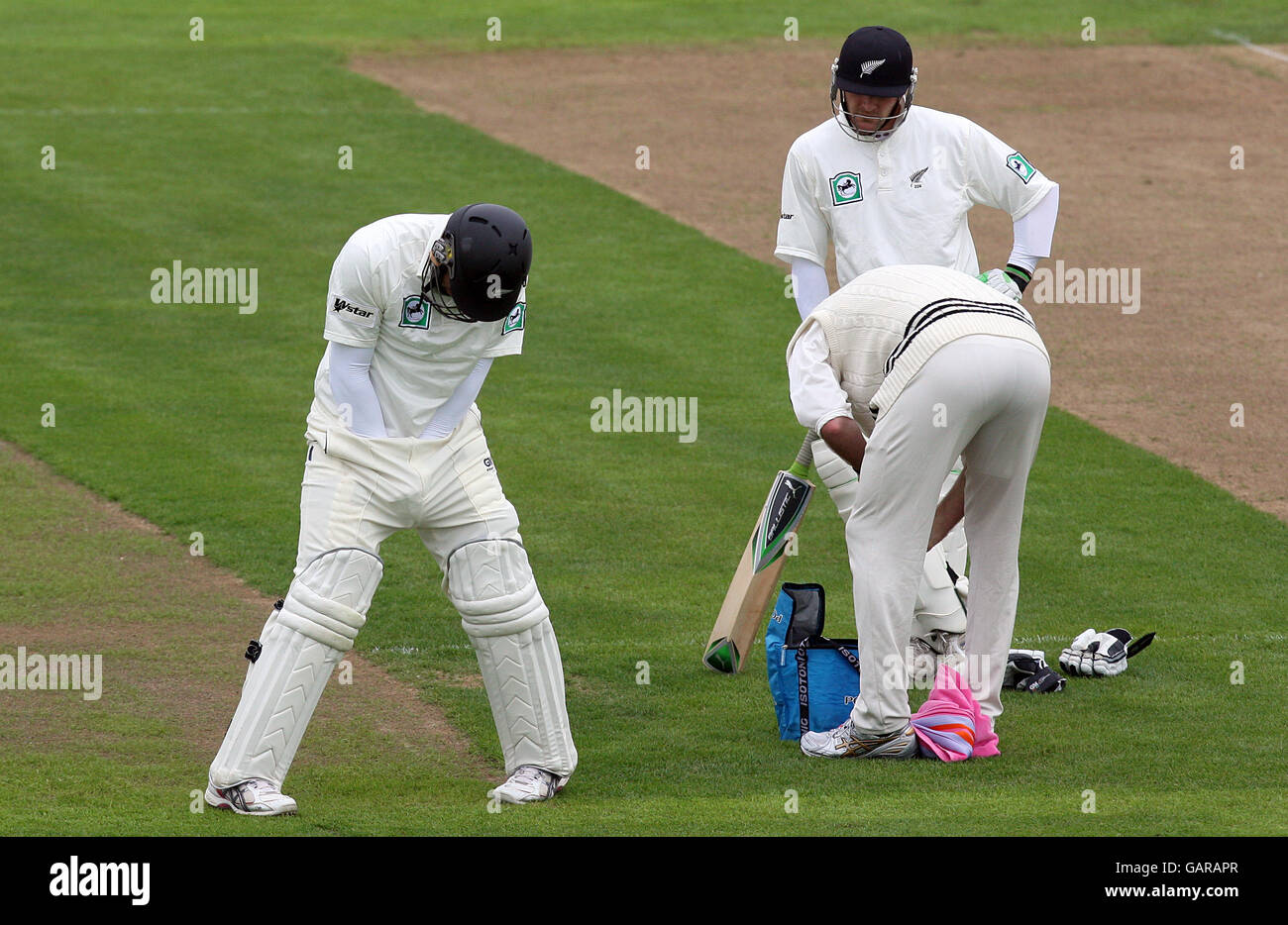 Cricket - Tour Match - Tag drei - Northamptonshire gegen Neuseeland - The County Ground. Der Neuseeländer Ross Taylor (links) macht sich vor dem Spiel auf den Pfand. Stockfoto