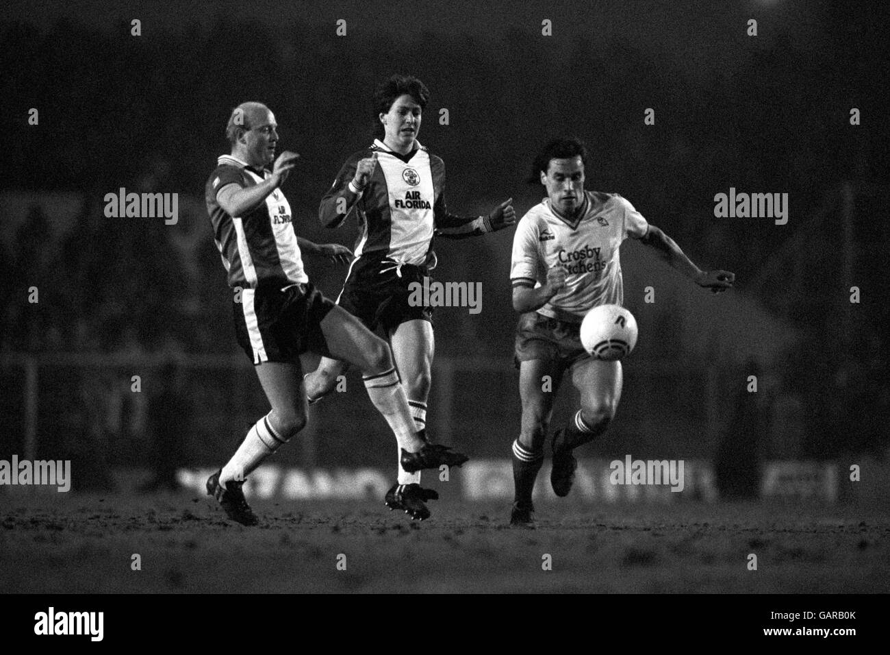 Auf der Jagd nach dem Ball, von links nach rechts, Southampton's David Armstrong, Captain Steve Williams, und Sheffield's Imre Varadi. Stockfoto