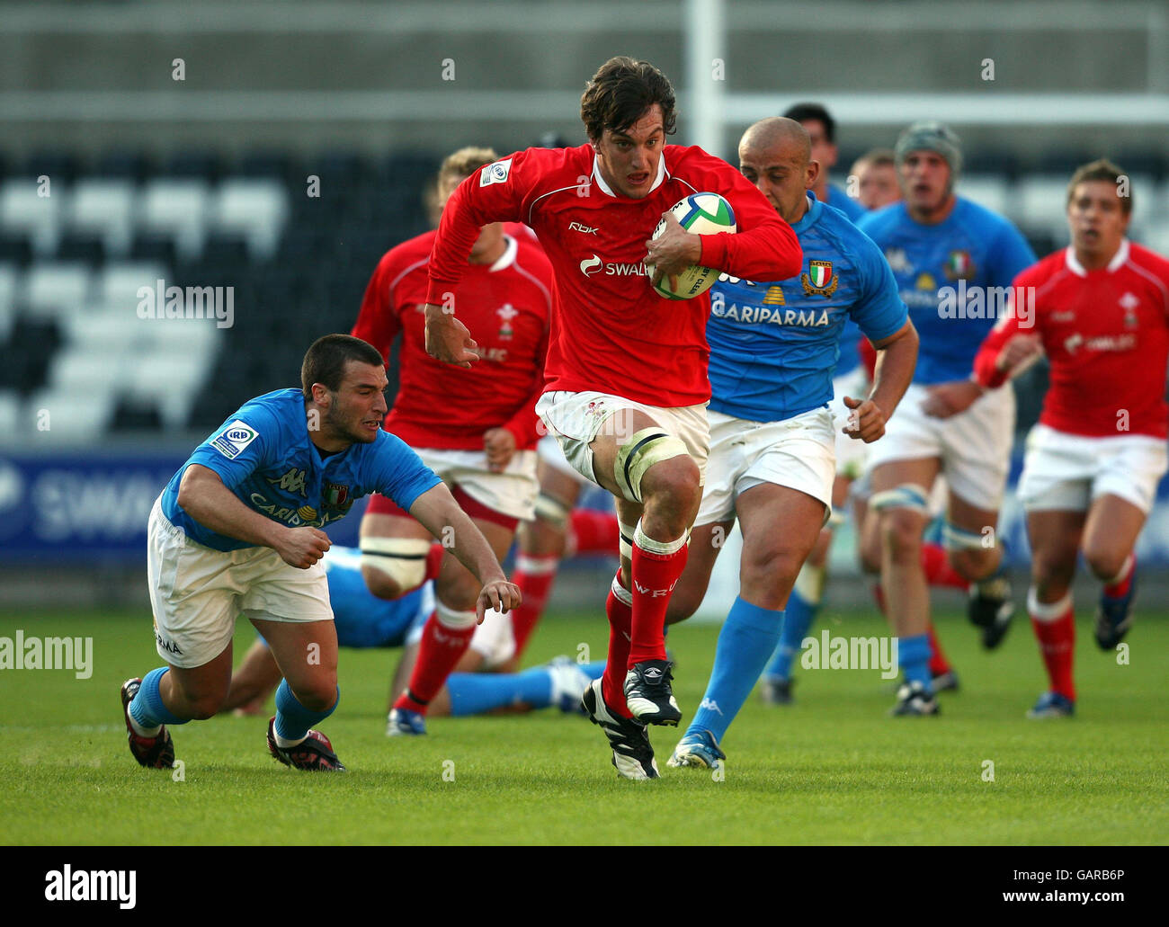 Sam Warburton von Wales durchbricht die italienische Verteidigung während des IRB-Junioren-WM-Spiels im Liberty Stadium, Swansea. Stockfoto