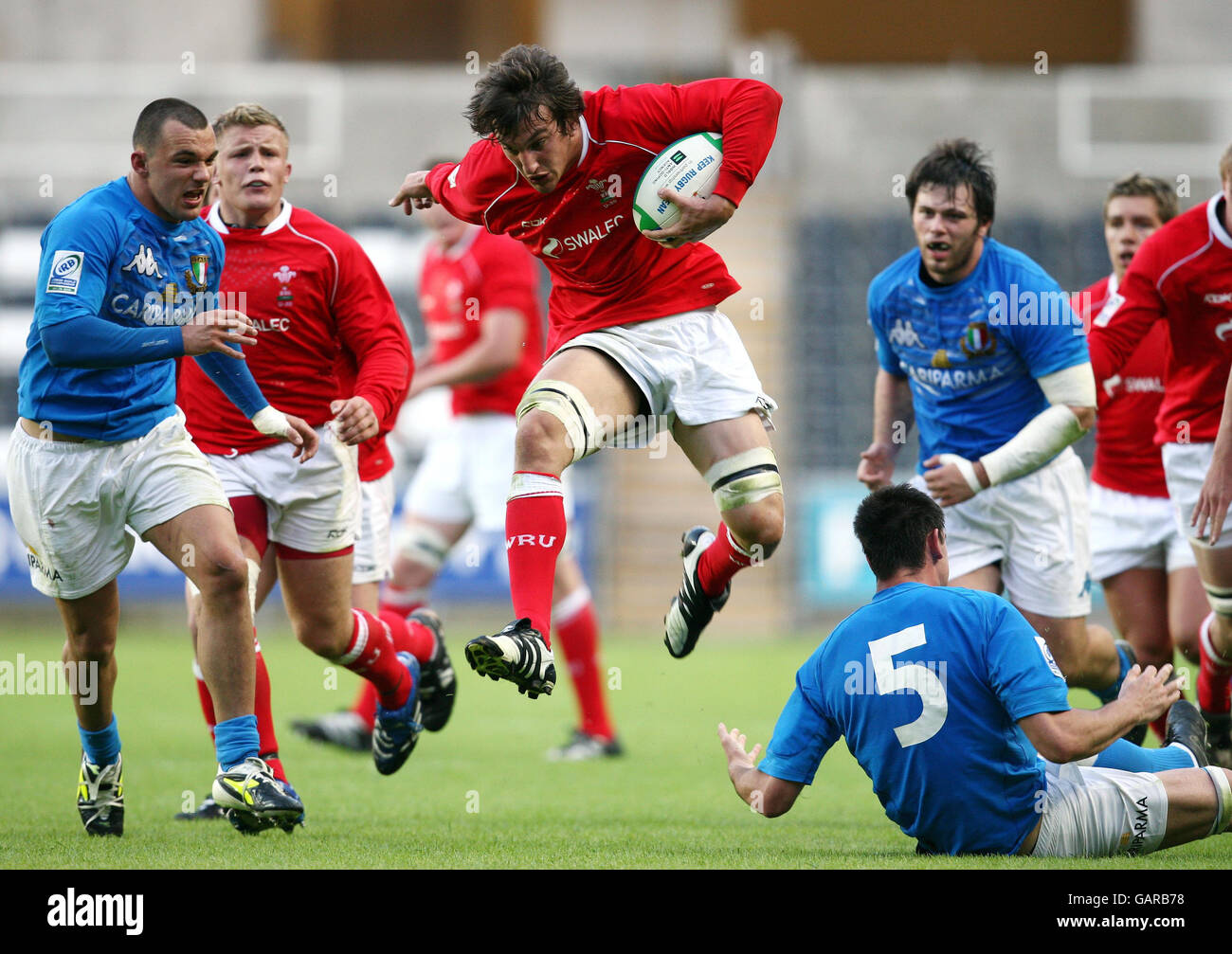 Rugby Union - 2008 IRB Junior World Championship - Wales gegen Italien - Liberty Stadium. Sam Warburton aus Wales springt während des IRB-Junioren-WM-Spiels im Liberty Stadium, Swansea, aus einem italienischen Tackle heraus. Stockfoto