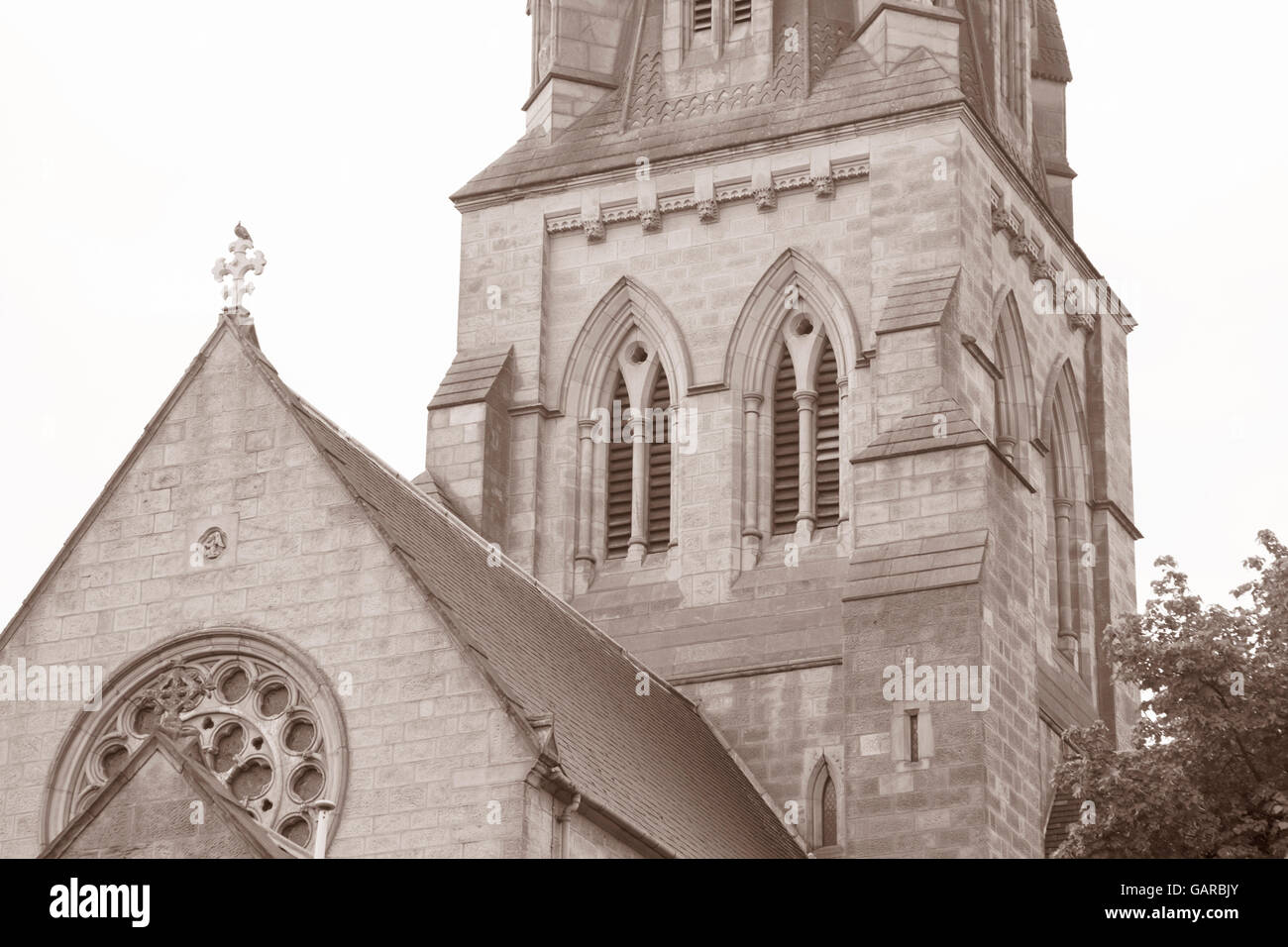 Kathedrale Kirche San Barnaba, Nottingham, England, UK in Schwarzweiß und Sepia-Farbton Stockfoto