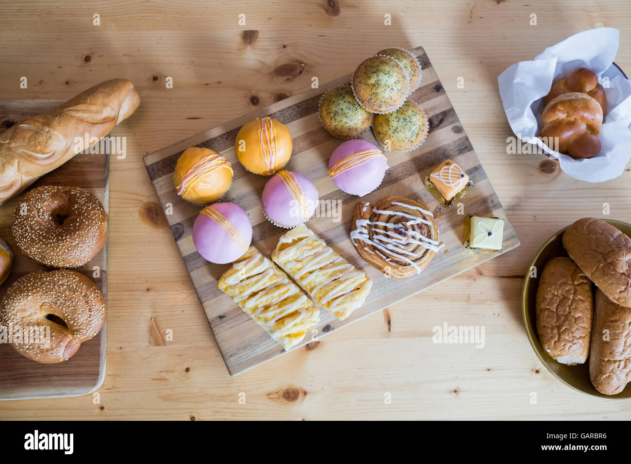 Nahaufnahme von Dessert auf einem Holztablett Stockfoto