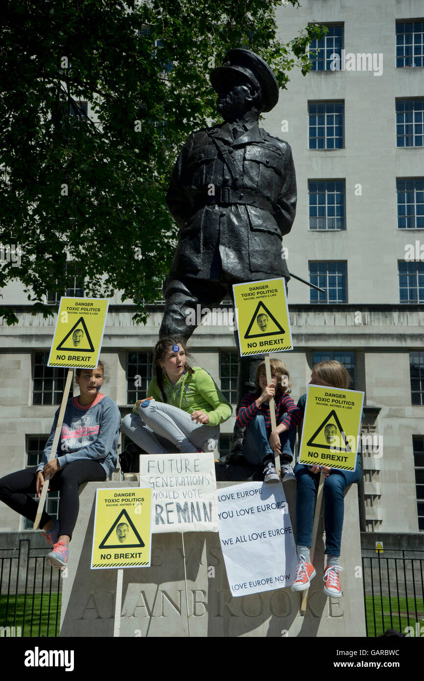 Anti-Brexit EU-Befürworter Rallye in Westminster, London. Tausende von pro-europäischen Demonstranten protestieren gegen Ausgang des Referendums. L Stockfoto