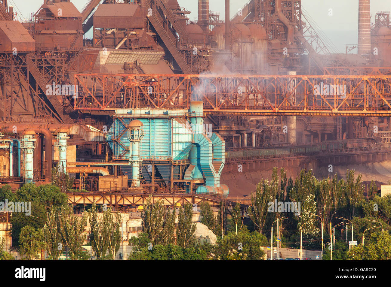 Rostige Stahlfabrik mit Schornsteinen bei Sonnenuntergang. metallurgische Fabrik. Stahlwerke, Eisenhütte. Schwerindustrie in Europa. Luft stellen Stockfoto