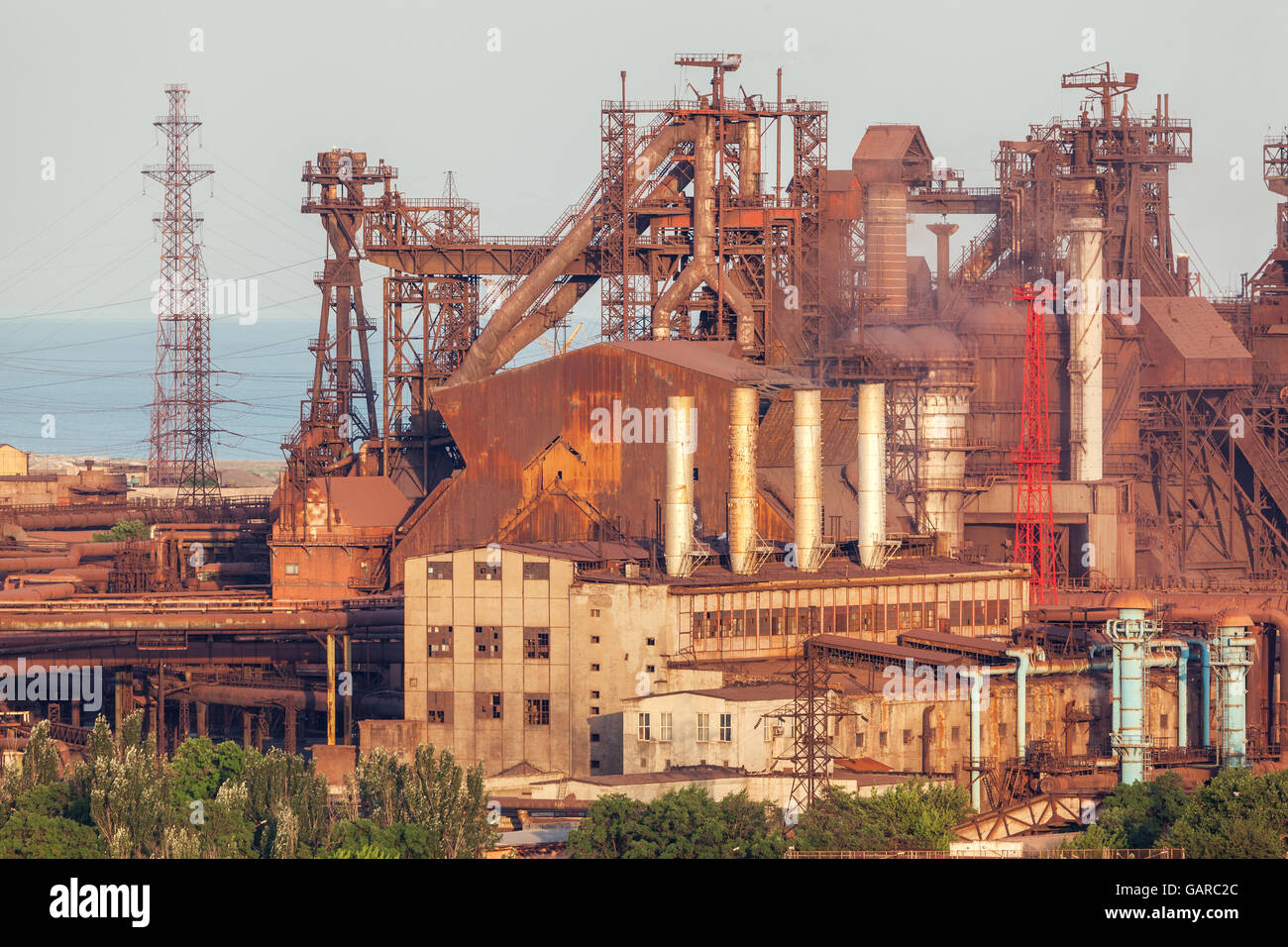Rostige Stahlfabrik mit Schornsteinen bei Sonnenuntergang. metallurgische Fabrik. Stahlwerke, Eisenhütte. Schwerindustrie in Europa. Luft stellen Stockfoto